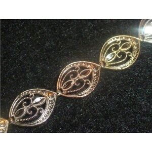 10 kt tri gold colored fancy fleur de lis braclet.